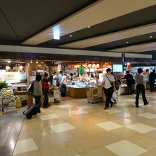 お菓子のみならず，海産物も売っています．