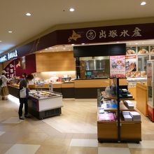 左端のコーナーでアツアツの蒲鉾を買えます．