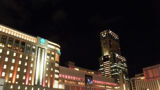 周辺のショッピング街がピンク色の照明に