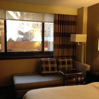 奥に寝転がれるソファもある