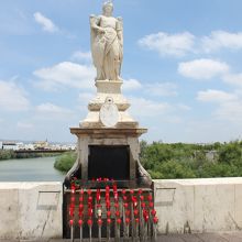 こちらはローマ橋の上に建つサン・ラファエル天使の像