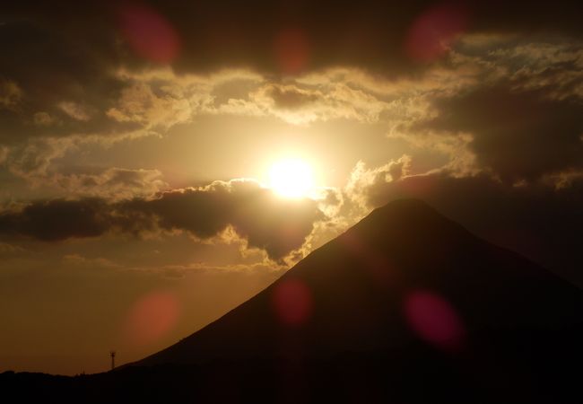 開聞岳に沈む夕日…