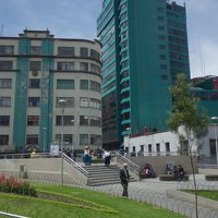 ラパスの中心にある緑色のホテルです。