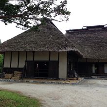 馬小屋に馬はいました。