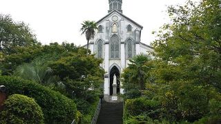 厳かな雰囲気が漂う教会