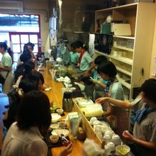 とても狭い店内で、ごちゃごちゃでした