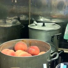 桃をまるごと煮てシロップを作ってます