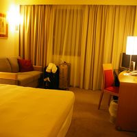 ベッドの奥側にソファスペースがあります