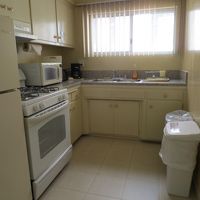 白が基調のキッチン