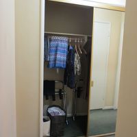 何箇所もあるクローゼット、ここを横に曲がるとバスルーム