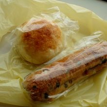 丸いのがじゃがいもぱん　長いのが深煎りカフェ