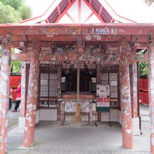 芸能神社の社殿。周りを玉垣がぎっしり取り囲みます。