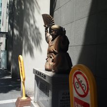 川上音二郎の像