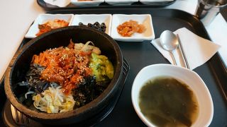 空港の中にある手軽なフードコート