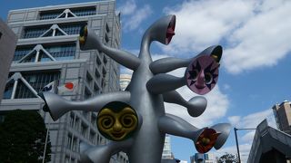 岡本太郎の像が目印