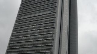 ひときわ目を引く高層ビル