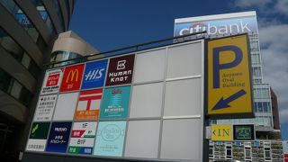 手軽に使えるカフェやコーヒーショップが集まっています