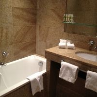 リノベーションしたてで清潔。お湯の出もよい。