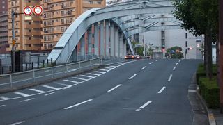 土佐堀川などの３つの川が合流点にかかる橋