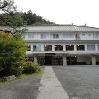 本館です。１階がレセプション、２階がメインダイニングです。