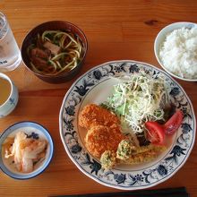 昼食：カツ・沖縄そば・キムチ・・・