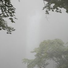 霧にかすむ滝口です。