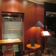 お店の入り口です