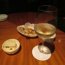 ワインとミックスナッツをいただきました