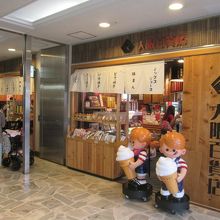 店舗の向かって右側は、大阪スナックの立ち食いカウンターです