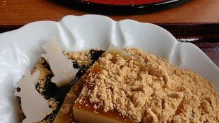 川崎大師名物の久寿餅をいただく