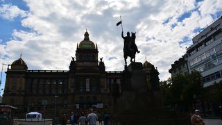 騎馬像もある大きな通り