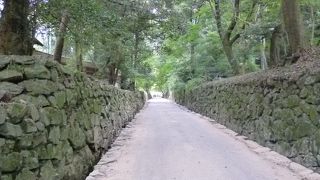 坂道を登ったところです！