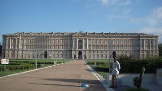 ブルボン家の権威を示すヴェルサイユ宮殿を凌ぐスケールの大きな宮殿です。