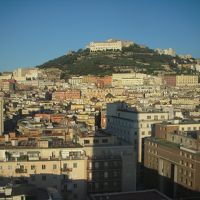 ナポリの丘とホテルの影です。