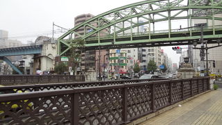 重厚なアーチ橋です