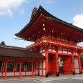 全国３００００社のお稲荷さんの総本宮。１３００年の歴史を誇る神社です。