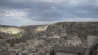 洞窟住居（Sassi）が連なるセピア色の町並みです。