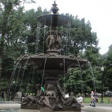 公園内にある噴水