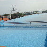 屋上のプール。小さめだけど、気持良いです。