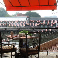 朝食はリバーサイドでマレーシアの国旗満載