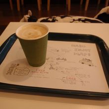 トレイの敷き紙が手書きの地図になっています