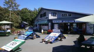 オタトマリ沼にある食堂　２種類のウニの味を比べてみて下さい　～　利尻島オタトマリ沼にある利尻亀一　～