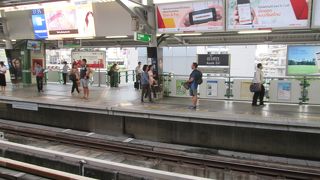 券売機、改札口が行列