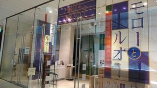 静かに芸術を楽しむ