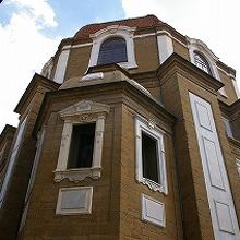 小さな通り沿いにあります。内部は撮影禁止です