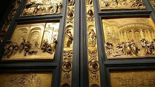 美しい金色の扉は見応えあり