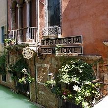 運河沿いのレストランです