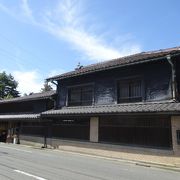 紺屋町の雰囲気をよくしている現役の商店