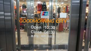 やや怪しげなビルですが、東大門を満喫できます！