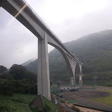 阿波池田側から見た、車内からのへそっ湖大橋